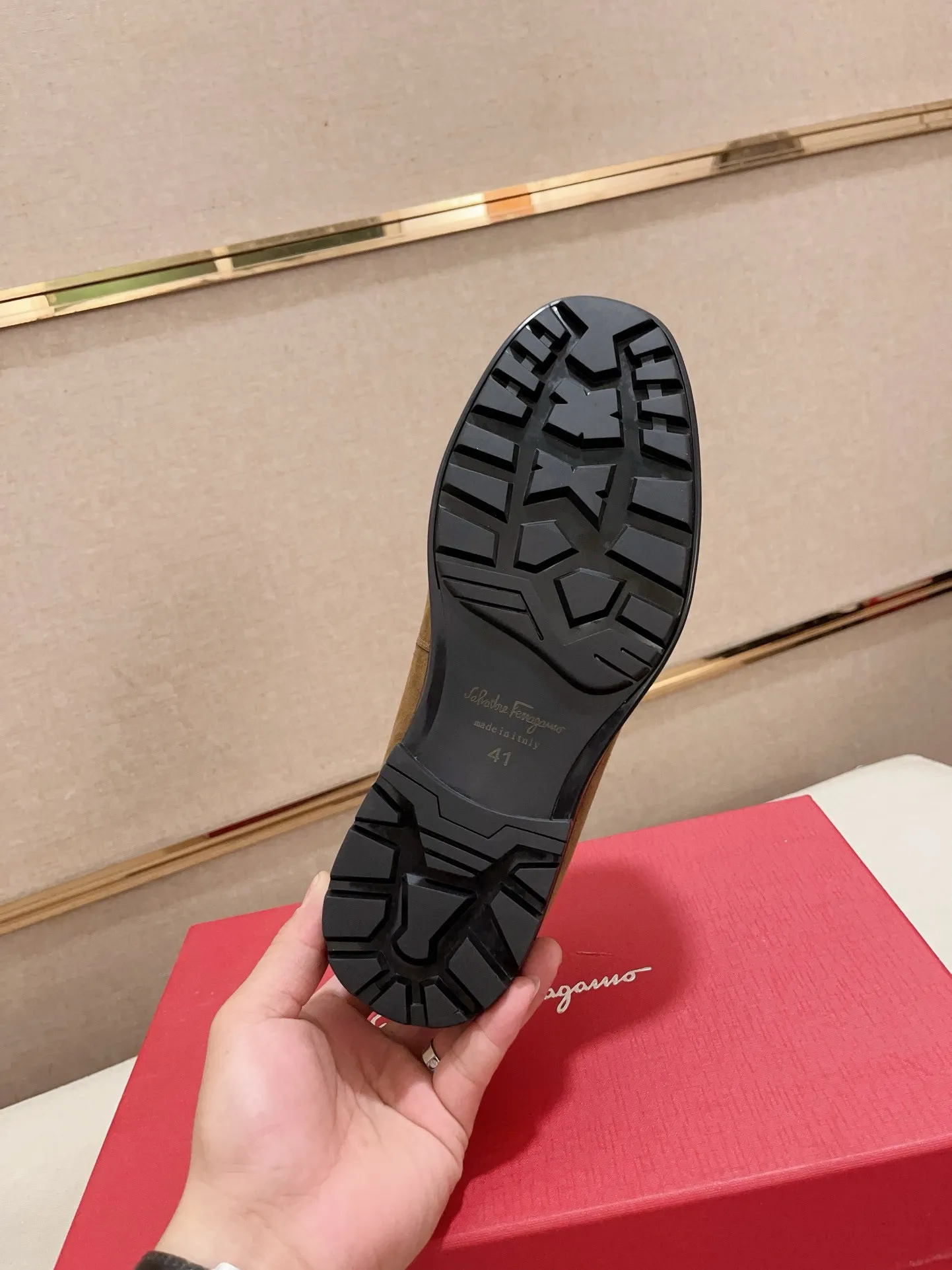 Men's shoes💰: 560💰 High version Ferragamo quality! 🆕🆕Exclusive hot-selling products in stock🔥🔥New products on the shelves, high-quality shoes, high-end driving shoes, with complete packaging! 💪 💪 Material: imported patented cowhide 🐂 + imported high-quality water-dyed cowhide lining + wear-resistant outsole 👍🏻👍🏻 Features: high-end and comfortable, purely handmade 🚀 🚀 Create the perfect shoes that suit you best 🔥 🔥 Size: (38-44) Can be customized 45 non-returnable!
